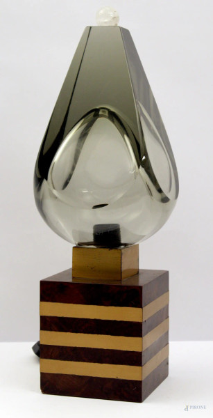 Lampada in cristallo di rocca sfaccettato, poggiante su cubo in legno di radica con finiture in ottone, fine anni 60 - 70, h. 56 cm 