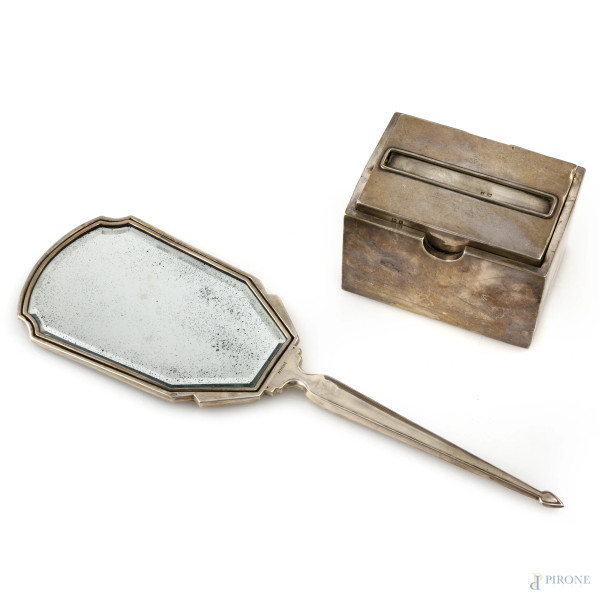 Portasigarette e specchio a mano rivestiti in argento, XX secolo, misure portasigarette cm 7x10,5x7,5, misure specchio  cm 29,5x9,  peso lordo complessivo gr 270, (segni di usura)