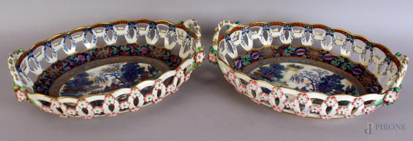 Coppia di cestini in porcellana traforata e dipinta a decoro di paesaggi cinesi,bordo con fiori a rilievo, arte coloniale XIX sec. H.8x25x17cm (difetti)