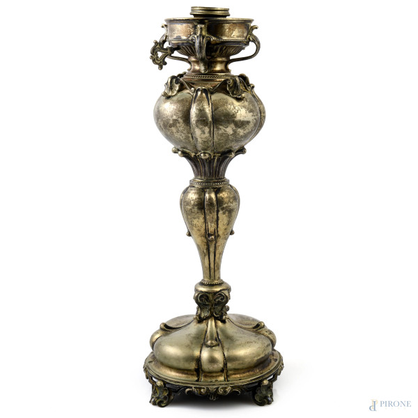 Lampada in argento 800/000 lavorato a sbalzo e cesello, altezza cm 36,5, peso lordo gr 830