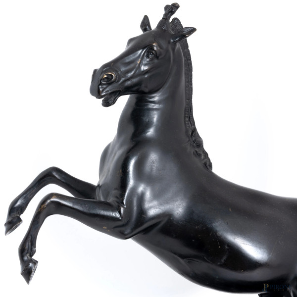 Scultura in bronzo rappresentante cavallo rampante, XX secolo, cm 47x47x19, (lievi segni di usura...