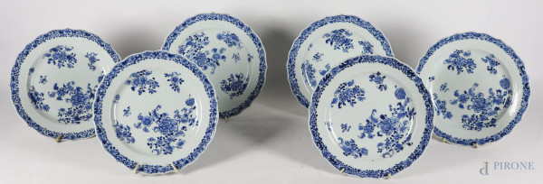 Lotto di 6 piatti in ceramica con decori nei toni del blu, XX secolo, diametro cm 23, (segni di usura, difetti di cottura, cadute di smalto, sbeccature)