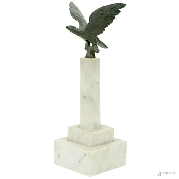 Aquila littoria, scultura in bronzo su supporto di colonna in marmo, cm h 25x8x8, XX secolo.