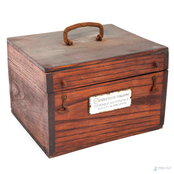 Scatola in legno della Croce Rossa Italiana, XX secolo, cm 15x22x19, (segni di usura, scalfiture, difetti)