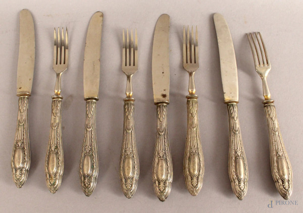 Lotto composto da quattro forchette e quattro coltelli con manici in argento.