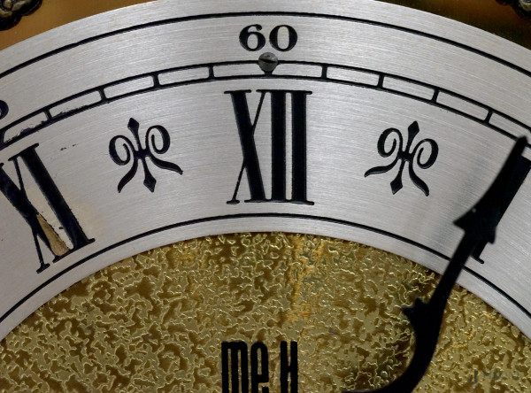 Orologio da tavolo "Tempus Fugit", XX secolo, con cassa in legno e sportellino, cm 40x27x16, (da ...