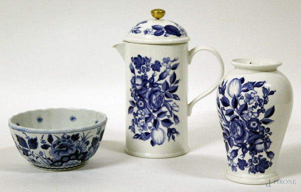 Lotto composto da una caraffa, un vasetto ed una ciotola in maiolica blu marcate, a decoro di fiori, H massima 25 cm.