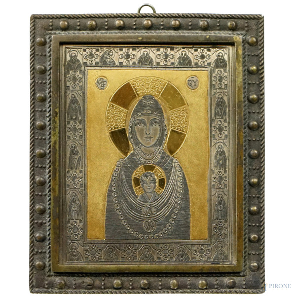 La Vergine Nicopeia, miniatura in argento parzialmente dorato con decori finemente incisi, cm 9,5x8, inizi XX secolo, peso gr. 87