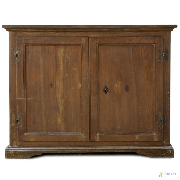 Credenza in noce a doppia anta e interno a triplice ripiano, fine XVIII secolo, cm 131,5x162x49, (difetti, rotture, segni di usura, scalfiture e parti sostituite)