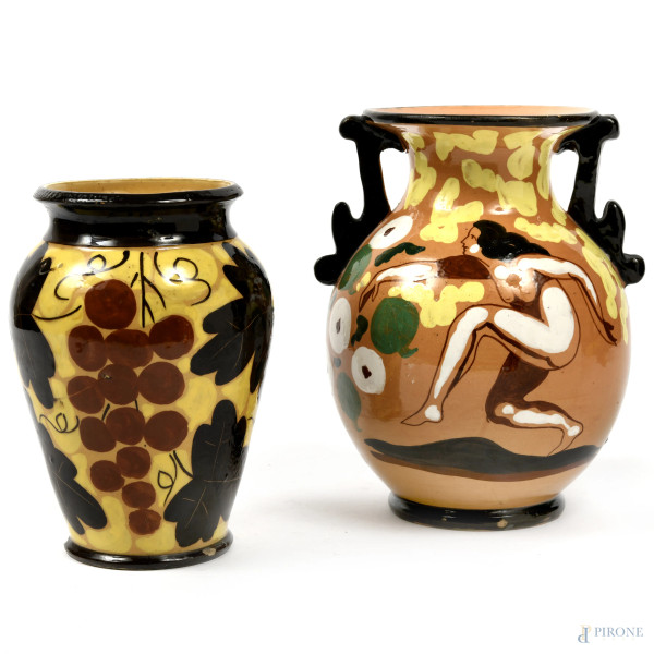 Lotto composto da un vaso in ceramica dipinta in policromia con decori floreali e una figura femminile, Sipla, Roma, primo XX secolo, e un vasetto in ceramica dipinta con decori a tralci d'uva, XX secolo, misura max cm 19,5 (difetti)