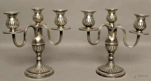 Coppia di candelieri a tre fiamme in argento, H 19 cm, gr. 1000.