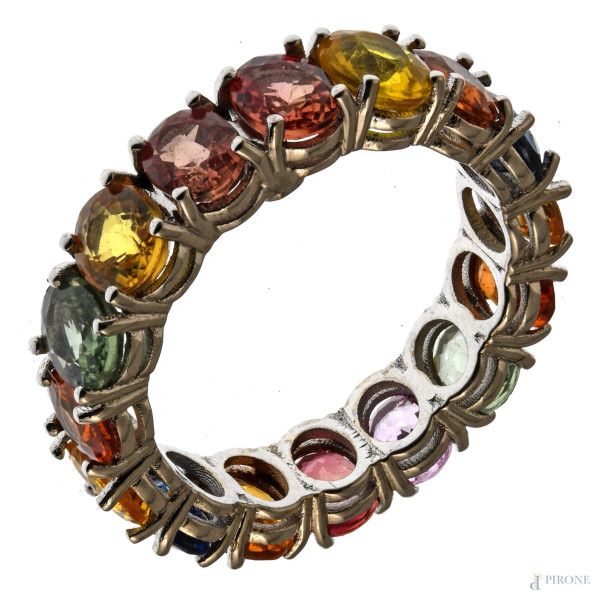 Veretta in oro bianco 18 kt con zaffiri multicolor 8 ct ca., misura 15, peso lordo gr 5,4