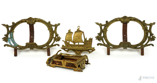 Lotto composto da quattro oggetti in metallo dorato, XIX-XX secolo, misure max cm 22x32, (difetti)