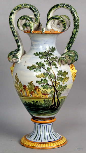 Vaso in maiolica Castelli a decoro di paesaggi con anse a serpentina, (difetti), h. 45 cm.