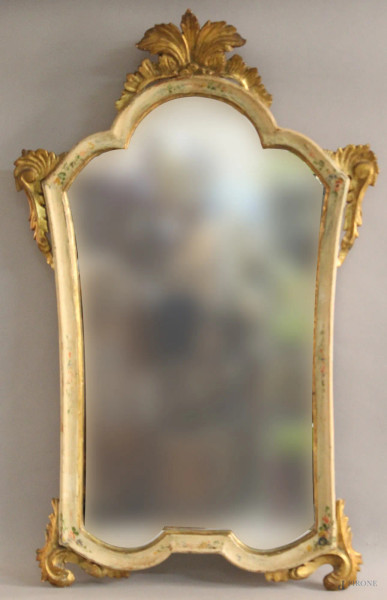 Specchiera di linea mossa in legno laccato e dipinto, altezza cm. 78.