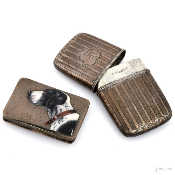 Lotto composto da un porta sigari in argento inglese e una piccola tabacchiera con cane smaltato in argento, misure massime cm 12x6, peso dell'argento gr 160