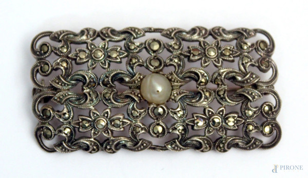 Spilla in argento, finemente cesellato ed inciso con perla, inizi XX sec.