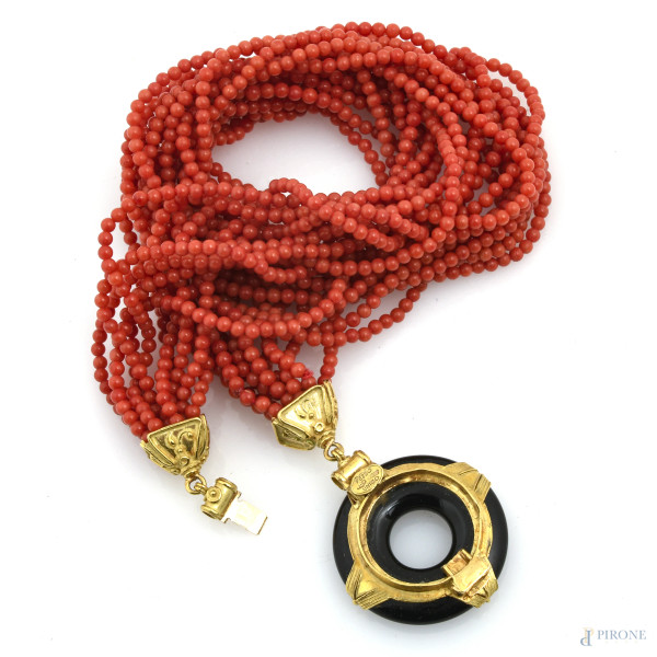 Collana in corallo con fermezze in oro 18 kt e ciondolo in pietra nera, lunghezza cm 106, peso co...