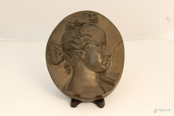 Profilo di fanciulla, placca ovale ad alto rilievo in bronzo, h 23 cm, XIX sec.