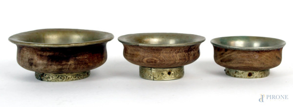 Lotto di tre coppette in legno e metallo argentato, diametro max cm 12,5, arte orientale, XX secolo