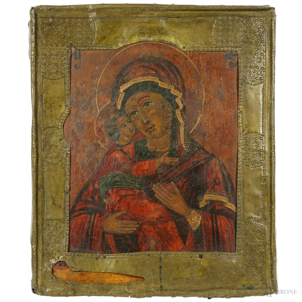 Icona russa raffigurante la Madonna con il Bambino, olio su tavola, XIX secolo, cm 32x27