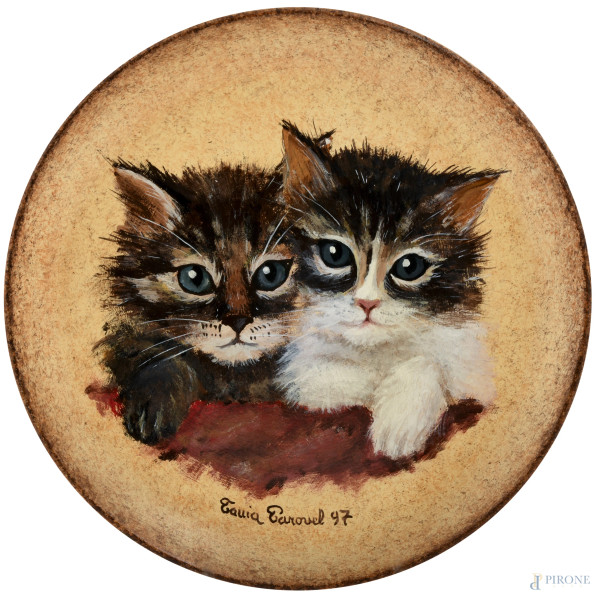 Piatto in ceramica raffiguranti gattini, firmato in basso e datato 97, diametro cm 23