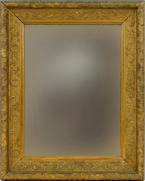 Specchiera di linea rettangolare in legno intagliato e dorato, misure ingombro cm 79x64, misure luce cm 60x45, inizi XX secolo, (difetti).
