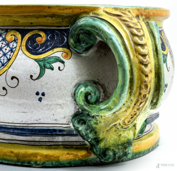 Fioriera in ceramica smaltata e dipinta con motivi floreali, XX secolo, cm