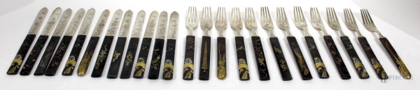 Lotto composto da dodici forchette e dodici coltelli, arte orientale.