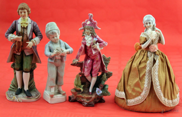 Lotto di quattro statuine in maiolica e porcellana a soggetti di figure, h. 19 cm