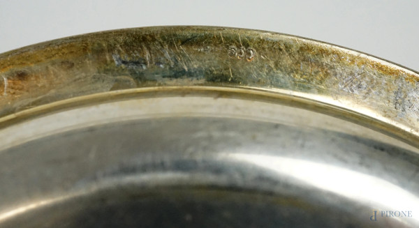 Lotto di 8 piattini e 11 coppette in argento, prima metà del XX secolo, corpo liscio, bordi a nas...