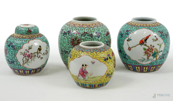 Lotto composto da quattro potiches in porcellana policroma, decori di fiori, volatili e figure, alt. max cm 13, arte orientale, XX secolo.