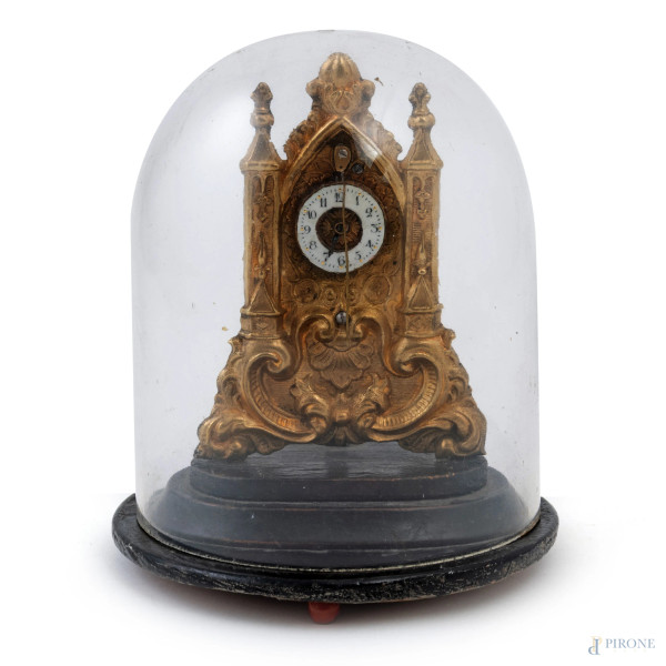 Orologio Zaple - Uhr in lamina di metallo dorato a guisa di elemento architettonico, entro campana in vetro, altezza complessiva cm 13,5, (segni di usura, difetti, mancanze, da revisionare)