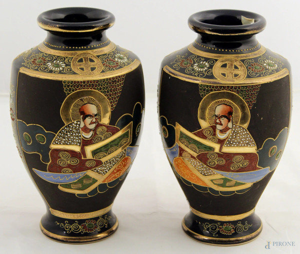 Coppia di vasi satsuma in porcellana a decoro policroma di figure con finiture dorate, h. 27 cm