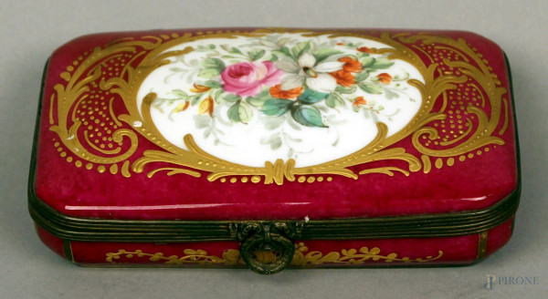 Scatola portagioie in porcellana smaltata a decoro di fiori, particolari dorati, marcata Limoges, cm 14,5x9.