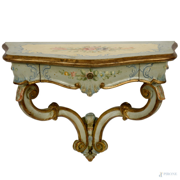 Mensola da muro in legno intagliato e laccato, riccamente ornata da motivi floreali, XX secolo, cm 48x61x29, (difetti)