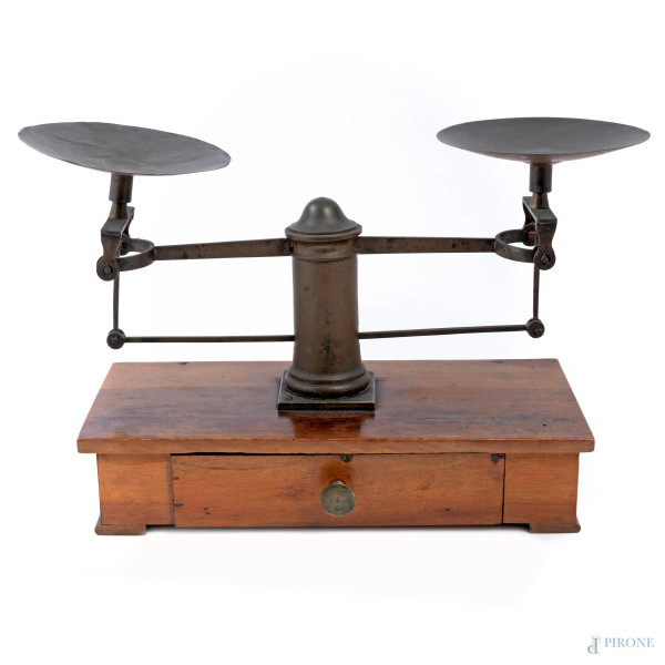 Bilancia da tavolo in legno e ferro, XX Secolo, cm 30,5x45x19, (segni di usura, scalfiture, difetti, da revisionare)