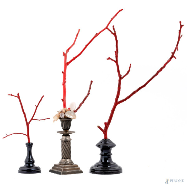 Lotto di tre elementi decorativi in finto corallo, conchiglie e materiali vari, XX secolo, altezza massima cm 43, (segni di usura, rotture, difetti, mancanze)