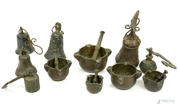 Lotto di varie campane, mortai e pestelli di dimensioni diverse in ghisa e bronzo, alt.max cm 22, XX secolo, (difetti)