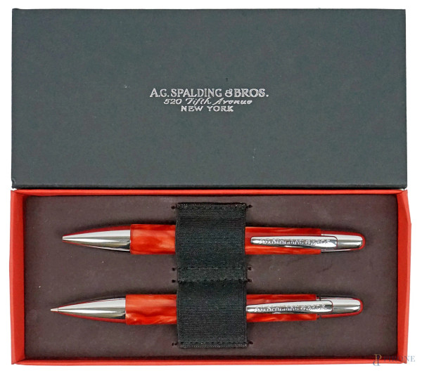 AG. Spalding&Bros, una penna a sfera  ed un portamine  con corpo color salmone, lunghezza cm 13, entro custodia originale.