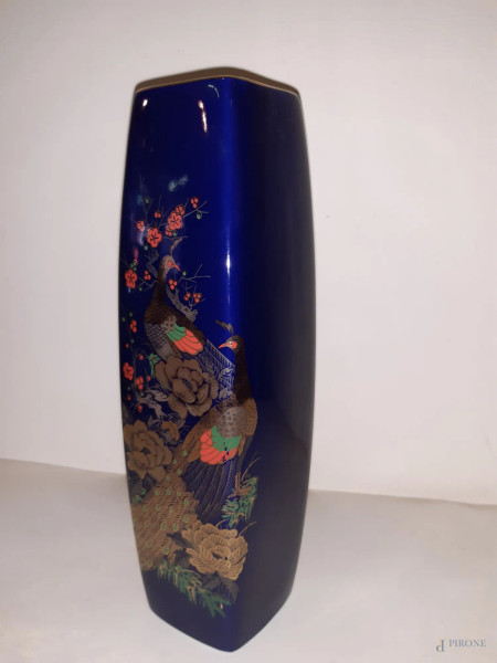 vaso in porcellana bleu a decoro di volatile e fiori, marcato, H 28 cm.
