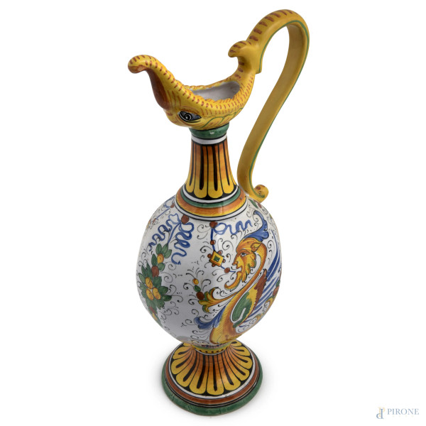Lotto composto da due vasi biansati e un versatoio in maiolica Deruta decorati in policromia, XX ...