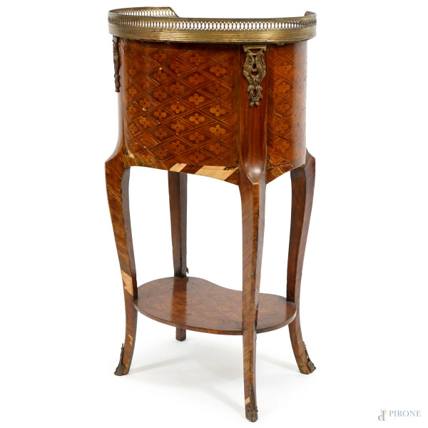 Mobiletto in legno intarsiato, prima metà del XX secolo, con piano in marmo e fronte a tre casset...