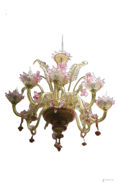 Lampadario a otto luci in vetro soffiato di Murano, XX secolo, color ambra con fiori a profili rosa, cm h 90 circa