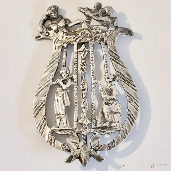 Antica spilla viennese in argento cm 4,8x7.5, peso gr.17, timbro illeggibile