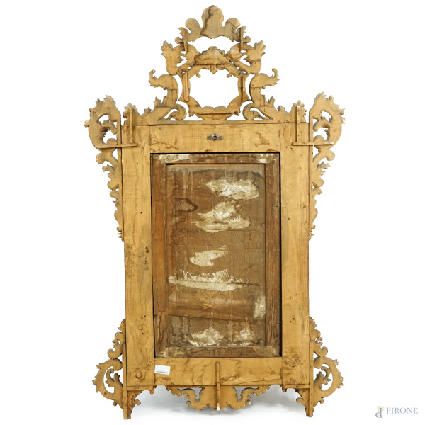 Specchiera a doppio ordine con cornice decorata da specchi incisi, cimasa sagomata a volute contr...