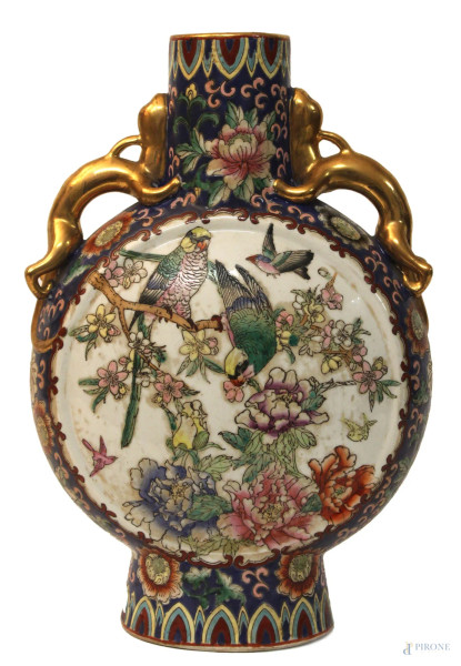 Vaso a fiasca in porcellana a decoro floreale e volatili, anse a forma di drago, h 36 cm, marcato, arte cinese.