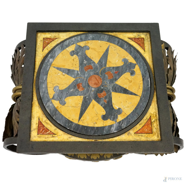 Capitello in ferro battuto con particolari dorati e piano con inserto in marmo, XX secolo, cm h 3...