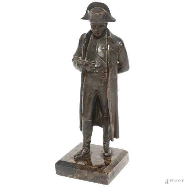 Scultura in bronzo rappresentante Napoleone Bonaparte, base in marmo, XX secolo, cm 22,5x7,5x7,5 (difetti)