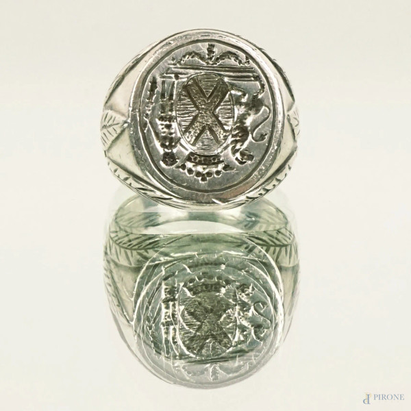 Anello sigillo in argento, con stemma inciso, misura 24